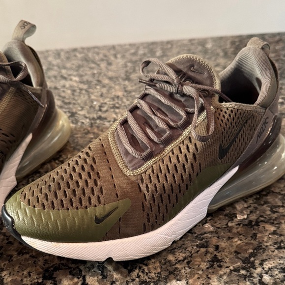 Nike Air Max 270 in olive and Black EUC 8.5 main image 11